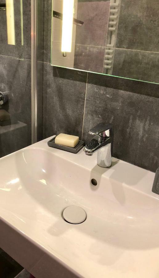 Appartement Versailles Quartier Notre Dame Au Pied Du Chateau Avec Parking Екстериор снимка